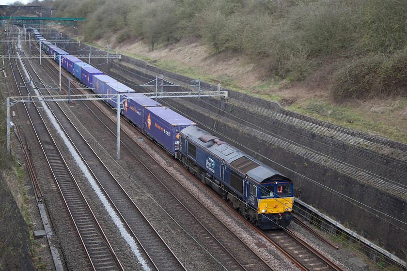 66427, 13.09 Daventry-Purfleet (4L98), Roade Cutting 
 66427 brings the 13.09 Daventry to Purfleet Sunday Freightliner slowly through Roade Cutting. This is a regular as clockwork Sunday working, the only thing that varies is the departure time and destination. 
 Keywords: 66427 13.09 Daventry-Purfleet Freightliner 4L98 Roade Cutting