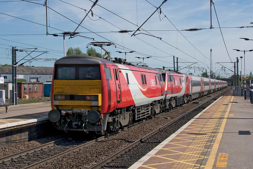 91122 & 91126, GR 12.00 Edinburgh-London King`s Cross (1E14, 8L), Newark Northgate station 
 Mike and I were not able to find out what event precipitated this unusual locomotive combination at the rear of the 12.00 Edinburgh to King's Cross. 91122 provides the power whilst 91126 'Darlington Hippodrome' is tucked in having a free ride at the rear of the train as it leaves Newark Northgate station. The train was bang on time, as it was for its whole journey from Scotland apart from a slight delay into King's Cross, so failure en route appears not to be the cause. However, notice that the blunt end of 91122 appears strewn with squashed flies so it is possible that the combination worked north on an earlier train. 
 Keywords: 91122 91126 12.00 Edinburgh-London King`s Cross 1E14 Newark Northgate station