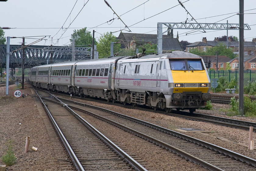 91124, GR 07.30 London King's Cross-Edinburgh Waverley (1S06), York station 
 91124 leads the 1S06 07.30 King's Cross to Edinburgh into York station. 
 Keywords: 91124 07.30 London King's Cross-Edinburgh Waverley 1S06 York station East Coast InterCity 225