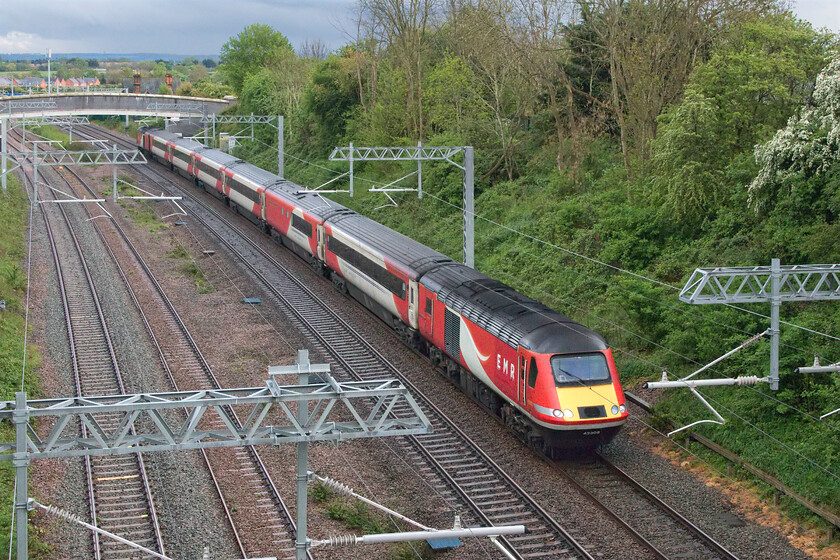 43309, EM 18.34 London St. Pancras-Leeds (1D63, 2L), Highfield bridge, Oakley 
 The penultimate HST working from London......

Under stormy skies that had just deposited a very heavy bout of rain the last but one ever HST service train to leave London is seen. EMR's 1D63 18.34 St. Pancras to Leeds service passes Oakley just north of Bedford taken from the village's Highfield road bridge. According to postings on the internet, there was a friendly and celebratory atmosphere on-board the train with staff joining in with the many enthusiasts who were travelling on the train no doubt with the normals looking on in a bemused fashion not quite grasping the significance of their particular journey! 
 Keywords: 43309 18.34 London St. Pancras-Leeds 1D63 Highfield bridge Oakley EMR East Midlands Railway HST