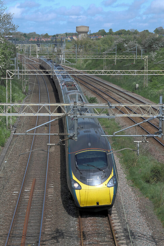 390005, VT 05.32 Glasgow Central-London Euston (1M06, 9E), Victoria bridge 
 390005 'City of Wolverhampton' sweeps around a curve just south of Roade working the 1M06 05.32 Glasgow Central to Euston Avanti West Coast service. Having left Glasgow just over five hours previously the train will now run non-stop to London taking just over half an hour from this point in Northamptonshire. 
 Keywords: 390005 05.32 Glasgow Central-London Euston 1M06 Victoria bridge Avanti West Coast Pendolino City of Wolverhampton