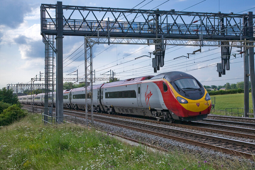 390122, VT 14.40 Glasgow Central-London Euston (1M15), Roade hill 
 390152 heads south working the 14.40 Glasgow to Euston Virgin West Coast service past Roade Hill just south of the village of the same name. It looks as if the Pendolino has been in collision with a hapless bird on its journey south. 
 Keywords: 390122 14.40 Glasgow Central-London Euston 1M15 Roade hill Virgin trains Pendolino