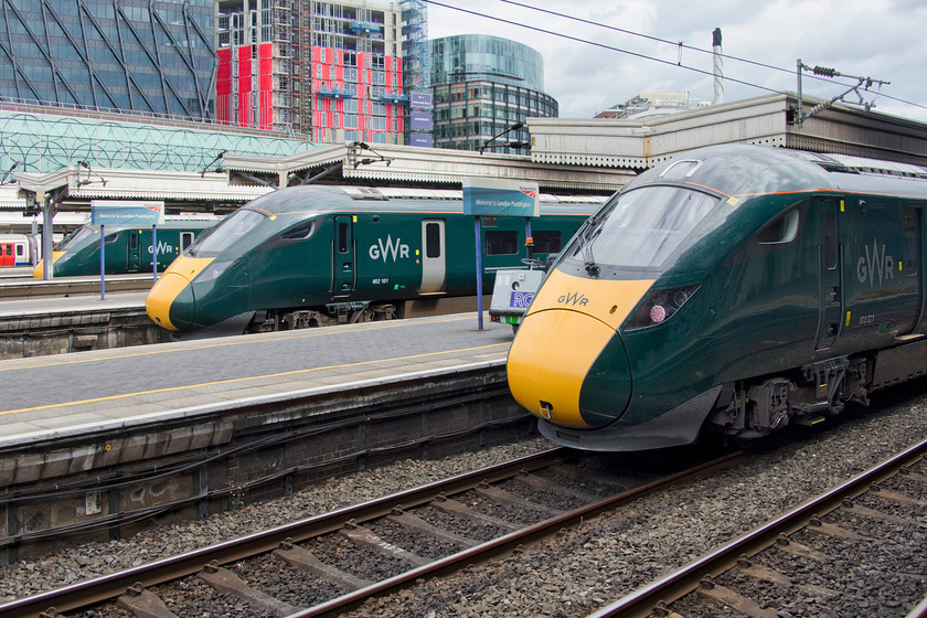 800109, GW 13.45 London Paddington-Swansea (1B40, RT), 800107, GW 13.22 London Paddington-Worcester Foregate Street (1W27, RT) & 800321, GW 13.36 London Paddington-Cheltenham (1G38, RT), London Paddington station 
 The new order lines up at London Paddington, a scene that will become the norm for many years to come no doubt. From left to right, 800109, 13.45 to Swansea, 800107, 13.22 to Worcester Foregate Street and 800107, 13.22 to Cheltenham Spa. 
 Keywords: 800109 13.45 London Paddington-Swansea 1B40 800107 13.22 London Paddington-Worcester Foregate Street 1W27 800321 13.36 London Paddington-Cheltenham 1G38 London Paddington station