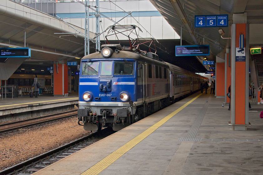 EU07-067, 10.37 Przemysl Glwny-Szczecin Glwny (TLK38104), Krakw Glwny station 
 The 10.37 Przemysl to Szczecin service arrives in Krakw Glwny where, after a locomotive change, it will depart in the direction that it arrived. The train crosses Poland virtually completely from east to north-west terminating in an industrial town very close to the German border. The service is being led by one of the unmodified EU07s number 067 that still retains its searchlight style front lights rather than the more modern Wipac style units. 
 Keywords: EU07-067 10.37 Przemysl Glwny-Szczecin Glwny TLK38104 Krakw Glwny station PKP Sidemka