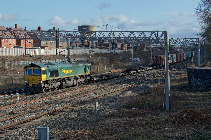 66541, 09.12 Felxstowe North-Trafford Park (4M63, 1L), site of Roade station 
 66541 passes through Roade in the winter afternoon sunshine leading the 4M63 09.12 Felixstowe to Trafford Park Freightliner service. Whilst this is more heavily loaded than the previous DRS train it is still not exactly at capacity. 
 Keywords: 66541 09.12 Felixstowe North-Trafford Park 4M63 site of Roade station Freightliner