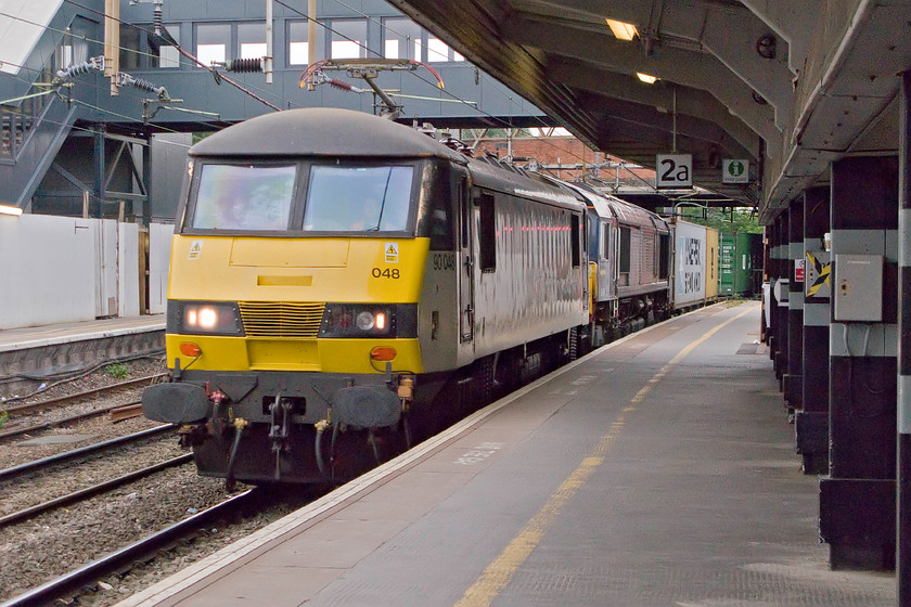 90048 & 66419, 03.00 Felixstowe-Trafford Park (4M36), Northampton station 
 With 90048 providing the power and 66419 dead in tow, the 03.00 Felixstowe North to Trafford Park passes through Northampton station. As this 4M36 service was running fairly late I suspect that the Class 66 developed some kind of trouble with the Class 90 being called upon to rescue the train. 
 Keywords: 90048 66419 03.00 Felixstowe-Trafford Park 4M36 Northampton station