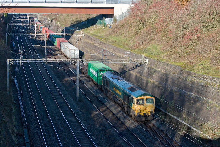 66525, 09.52 Lawley Street-Felixstowe North (4L99, 3E), Roade cutting 
 Freightliner's 66592 plods up the steady rising gradient from Northampton through Roade cutting. The driver of the locomotive will be looking to pick up speed as the line begins to level out as he guides the 4L99 09.52 Lawley Street to Felixstowe south towards Milton Keynes and London. 
 Keywords: 66525 09.52 Lawley Street-Felixstowe North 4L99 Roade cutting Freightliner