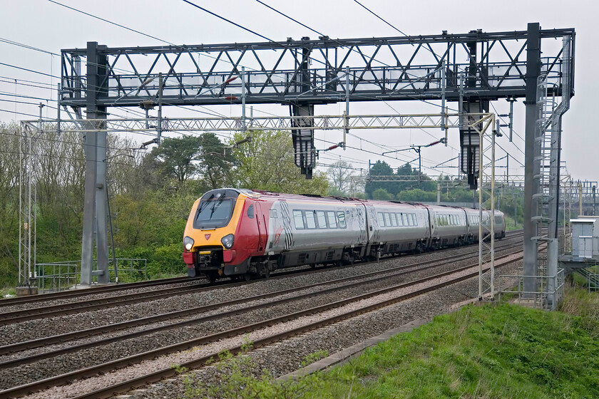 221112, unidentified up working, Roade Hill 
 An unidentified up Virgin service passes just south of Roade worked by 221112. 
 Keywords: 221112 Roade Hill Virgin West Coast Voyager