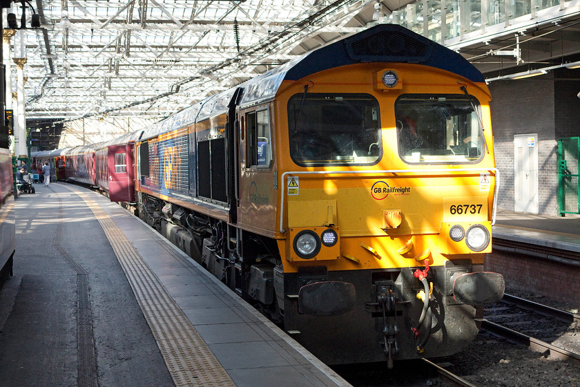 66737, return leg of The Highland Journey, Dundee-Edinburgh Waverley) (1H84), Edinburgh Waverley station 
 66737 'Lesia' stands at Waverley's platform 19 having arrived with the final leg of the The Highland Journey. For those with enough money (most accents that I heard from the passengers sounded to be American) a full tour of the highlands could be undertaken over several days with the journey undertaken in the lap of luxury including having a first class sleeper compartment, a day room and your own steward to take care of all your needs. 
 Keywords: 66737 The Highland Journey Dundee-Edinburgh Waverley 1H84 Edinburgh Waverley station