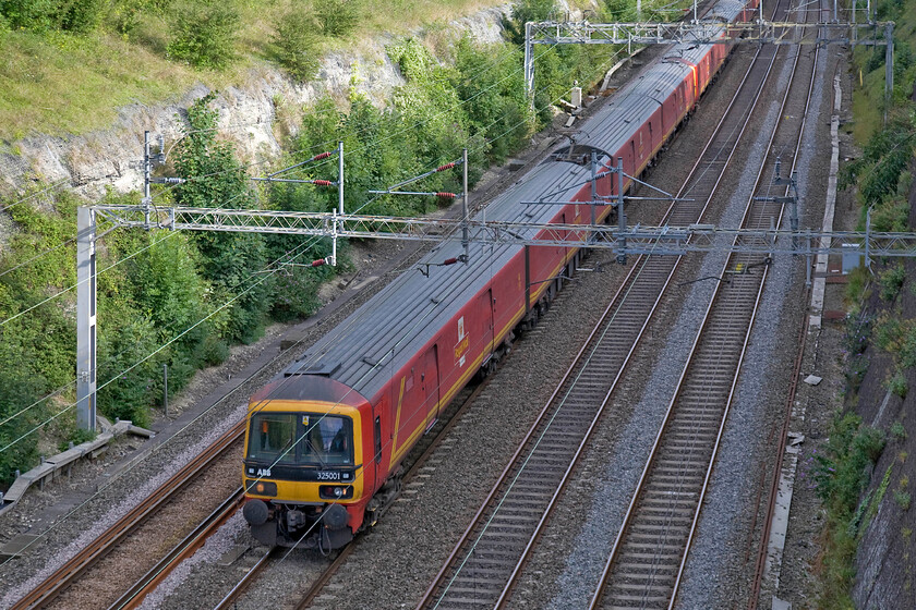 325001, 16.22 Willesden-Sheildmuir (1S96), Roade cutting 
 The daily 1S96 Royal Mail train passes through Roade cutting lead by pioneer unit 325001. Unfortunately, I failed to include the trailing units in this photograph that will be two of the other fourteen that make up the entire set. Despite having the front end and interior cab of the highly successful ABB Networker family the body of these units are virtually identical to the Class 319 but for the different door design to enable the loading and unloading of the Royal Mail trolleys, known as 'Yorks'. 
 Keywords: 325001 16.22 Willesden-Sheildmuir 1S96 Roade cutting