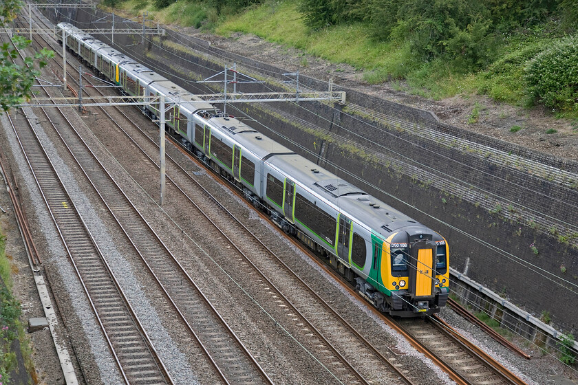 350108 & 350245, LM 09.31 Northampton-London Euston (2N06), Roade cutting 
 London Midland's 350108 and 350245 work the 2N06 09.31 Northampton to Euston through Roade cutting. 
 Keywords: 350108 350245 09.31 Northampton-London Euston 2N06 Roade cutting London Midland Desiro