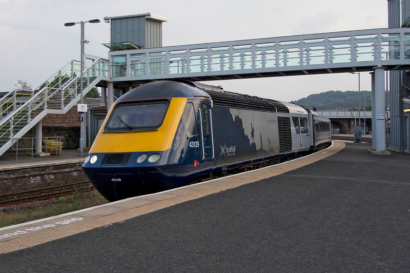 43129, SR 17.40 Glasgow Queen Street-Aberdeen (1A83, 4L), Perth station 
 Before our evening meal in Perth, Andy and I decided to take a run out to the newly re-opened Dundee station. We hoped for a run out in one of ScotRail's refurbished short set HSTs and were not to be disappointed. In its very smart newly applied livery, 43129 arrives at Perth station with the 17.40 Glasgow Queen Street to Aberdeen. We travelled on this train as far as Dundee and a very pleasant way to make the journey it was! This was one of the fully refurbished sets complete with plug doors and new interiors. The last time that I photographed this power car was in its previous life leading a Bristol to Paddington service into Bath Spa station, see.... https://www.ontheupfast.com/v/photos/21936chg/24099107404/x43129-1a14-bath-spa-station 
 Keywords: 43129 17.40 Glasgow Queen Street-Aberdeen 1A83 Perth station