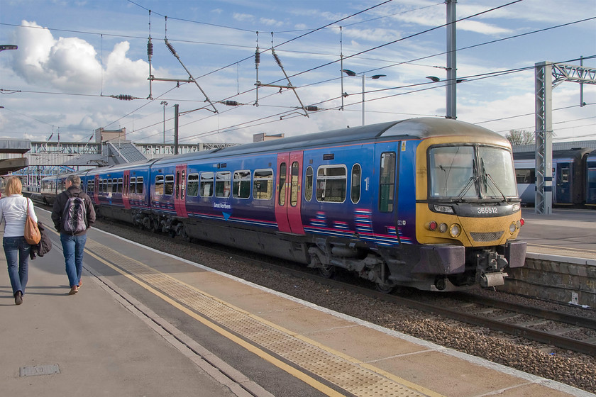 365512, GN 17.46 Peterborough-London King`s Cross (1P73), Peterborough station 
 365512 has yet to leave Peterborough station and is now some five minutes behind schedule as the 17.46 to King's Cross. These class 365s have been the backbone of Great Northern services for some years now and have proved to be reliable units. 
 Keywords: 365512 17.46 Peterborough-London King`s Cross 1P73 Peterborough station