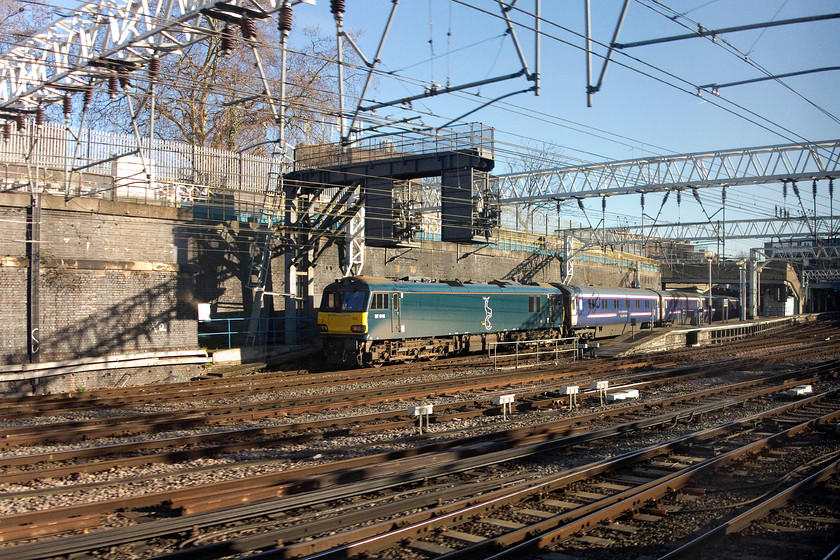 92018, 10.45 London Euston-Wembley ECS (5M16), London Euston station 
 Things appeared to be running a little late as the ECS sleeper stock was still waiting at Euston when we arrived at 11.30. 92018 is at the head of the 10.45 Euston to Wembley 5M16 ECS working, let's hope that it late departure and arrival gave enough time for staff to prepare and service the stock for the coming night's working. 
 Keywords: 92018 10.45 London Euston-Wembley ECS 5M16 London Euston station