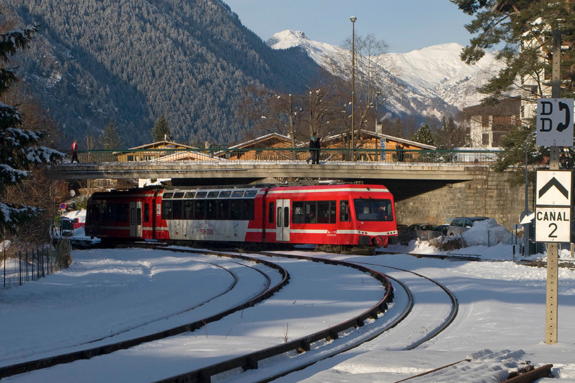 87353, 16.20 Chamonix Mt. Blanc-Vallorcine (18937), Chamonix Mt Blanc station 
 Stadler Z850 number 87353 leaves Chamonix Mt. Blanc station with the 16.20 to Vallorcine. It is about to pass under the D1506 ring road that was constructed when the heart of the town was made a pedestrian zone. The one-metre gauge tracks can be clearly seen in the foreground complete with the third rail conductor rails that are snow-free, could you imagine this on our Southern Region in winter? 
 Keywords: 87353 16.20 Chamonix Mt. Blanc-Vallorcine 18937 Chamonix Mt. Blanc station