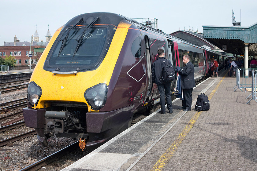 221124, XC 08.07 Manchester Piccadilly-Paignton (1V47), Bristol Temple Meads station 
 A crew change takes place at Bristol Temple Meads' platform ten with 221124 having arrived forming CrossCountry's 1V47 08.07 Manchester to Paignton service. We had travelled down on this train from Birmingham New Street. 
 Keywords: 221124 08.07 Manchester Piccadilly-Paignton 1V47 Bristol Temple Meads station