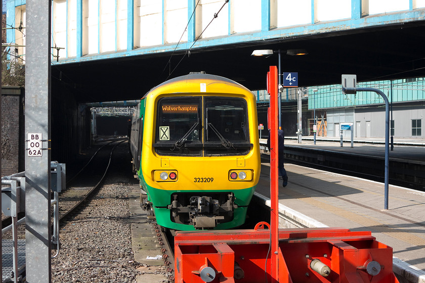 323209, LM 11.08 Birmingham New Street-Wolverhampton (2W20), Birmingham New Street station 
 323209 stands at New Street's platform 4c waiting to leave with the 11.08 Birmingham New Street to Wolverhampton. The dull and misty conditions from earlier in the day have now given way to sunny and bright conditions. 
 Keywords: 323209 11.08 Birmingham New Street-Wolverhampton 2W20 Birmingham New Street station