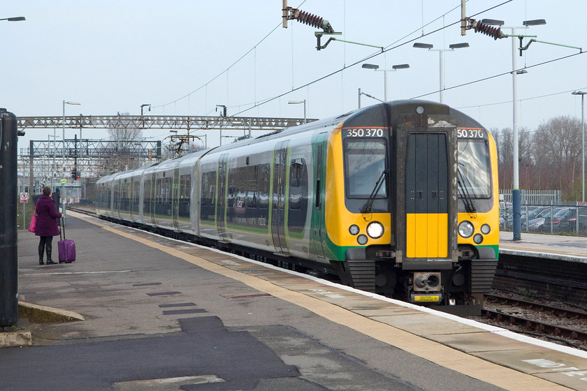 350370, LM 08.14 Birmingham New Street-Northampton (2Y54, 4L), Northampton station 
 London Midland 350370 arrives into Northampton station with the terminating 08.14 working from Birmingham New Street. The train is arriving in one of Northampton's two bay platforms, both open to the north. 
 Keywords: 350370 2Y54 Northampton station