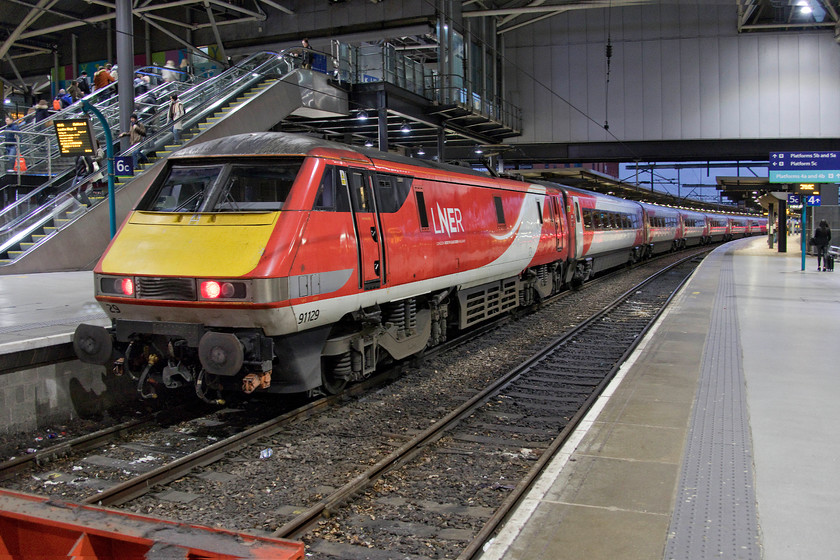 91129, GR 18.15 Leeds-London King`s Cross (1A46, 17L), Leeds station 
 91129 is about to leave Leeds station with the LNER 18.15 Leeds to King's Cross service. It will propel this train to London via Wakefield Westgate and Doncaster. Soon, the Azumas will be sitting at this platform as they take over on the ECML. 
 Keywords: 91129 18.15 Leeds-London King`s Cross 1A46 Leeds station