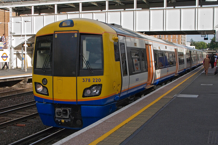 378220, LO 18.01 Clapham Junction-Willesden Junction High Level, Kensington Olympia station 
 378220 comes to halt at Kensington Olympia station woking London Overground's (as part of TfL) 18.01 Clapham Junction to Willesden High Level shuttle service. 
 Keywords: 378220 18.01 Clapham Junction-Willesden Junction High Level Kensington Olympia station London Overground Capitalstar