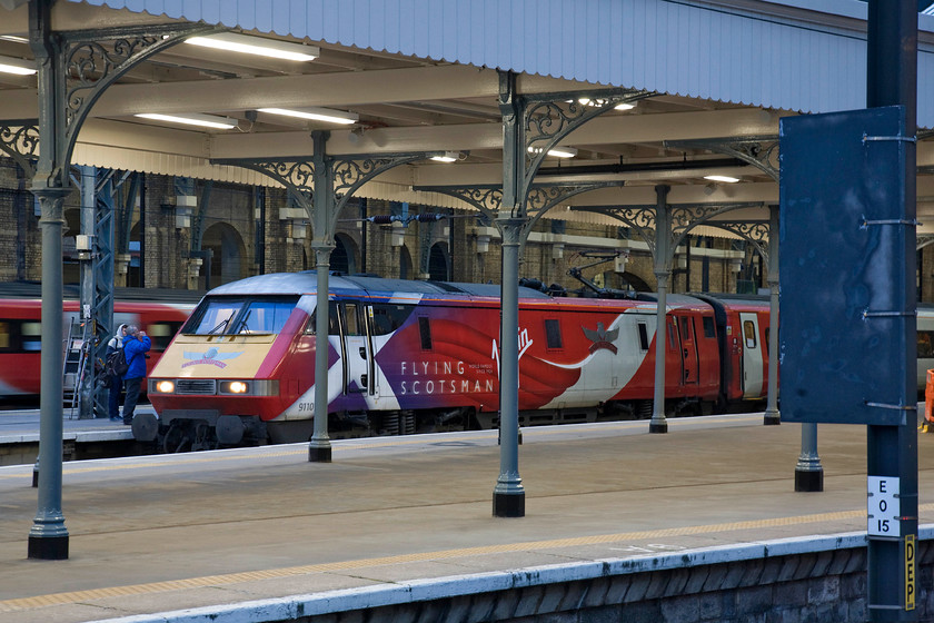 91101, GR 08.03 London King's Cross-Leeds (1D05), London King's Cross station 
 91101 'Flying Scotsman' looks absolutely superb in its new VTEC livery striking quite a pose at it waits at King's Cross. With an HST arriving behind it, 91101 will soon leave with the 1D05 08.03 to Leeds. 
 Keywords: 91101 08.03 London King's Cross-Leeds 1D05 London King's Cross station VTEC Virgin Trains East Coast Flying Scotsman