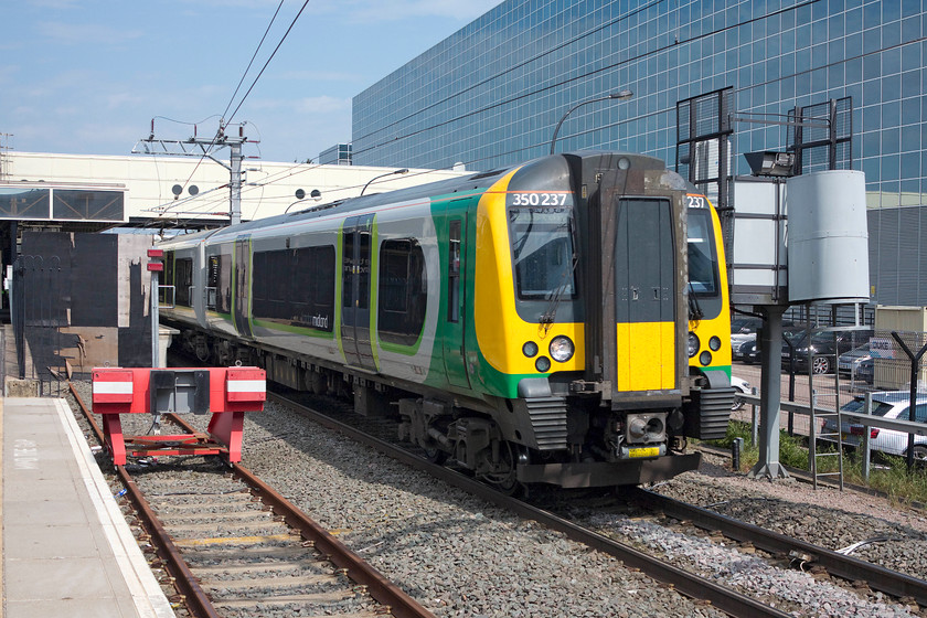 350237, LM 09.14 Birmingham New Street-London Euston (1Y22), Milton Keynes Central station 
 In lovely and bright early summer sunshine, 350237 leaves Milton Keynes Central forming the 09.14 Birmingham New Street to Euston. 
 Keywords: 350237 09.14 Birmingham New Street-London Euston 1Y22 Milton Keynes Central station