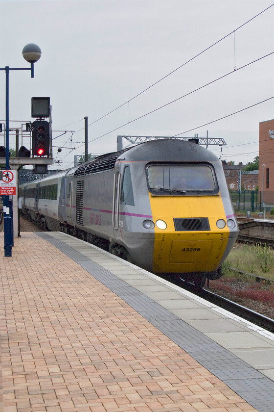 43296, GR 14.00 London King's Cross-Aberdeen (1S20), York station 
 East Coast HST lead by 43296 arrives at York with the terminating 14.00 'fast' from King's Cross. 
 Keywords: 43296 14.00 London King's Cross-Aberdeen 1S20 York station East Coast HST