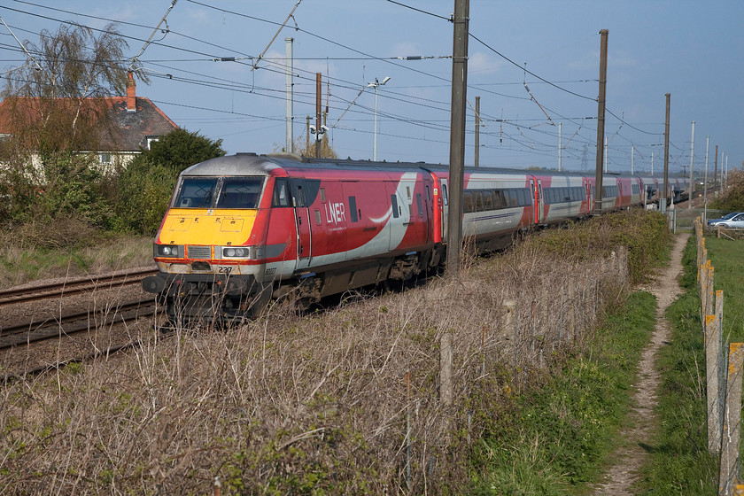 82227 & 91132, GR 08.45 Leeds-London King`s Cross (1A18, 5L), Claypole Barnby Lane crossing 
 82227 leads with 91132 'City of Durham' at the rear passes Claypole with the 08.45 Leeds to King's Cross. Claypole loop can be seen to the left of the picture as can the level crossing on Barnby Lane, one of three in the village. 
 Keywords: 82227 91132 08.45 Leeds-London King`s Cross 1A18 Claypole Barnby Lane crossing