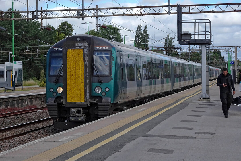 350369, LN 09.06 Birmingham New Street-London Euston (1Y26, 6L), Northampton station 
 My wife and I travelled to London on the 09.06 Birmingham to Euston London Northwestern service from Northampton worked by 350369. The train south is seen arriving at Northampton station. 
 Keywords: 350369 09.06 Birmingham New Street-London Euston 1Y26 Northampton station London Northwestern Desiro