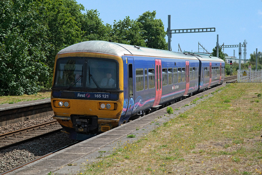 165121, GW 11.12 Reading-Newbury (2K48, 3L), Newbury Racecourse station 
 165121 arrives at Newbury Racecourse station with the 11.12 Reading to Newbury. Racecourse station is not purely and events station, it is open on a day to day basis serving much of the East Fields part of Newbury that includes a large industrial estate. 
 Keywords: 165121 2K48 Newbury Racecourse station