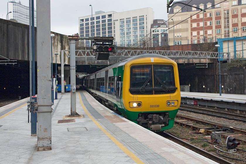 323220, LM 12.02 Longbridge-Lichfield Trent Valley (2P38, RT), Birmingham New Street station 
 323220 arrives into New Street working the 13.o2 Longbridge to Lichfield Trent Valley. These 323s have gone bout their business successfully since the early 1990s. They were built by Hunslet in Leeds between 1992 and 1993. 
 Keywords: 323220 2P38 Birmingham New Street station