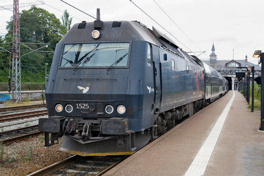 1525, 17.44, sterport-Kalundborg, sterport station 
 Class ME 1525 waits at sterport station at the head of the 17.44 to Kalundborg. I travelled on this train for the short journey to Copenhagen Central station. 
 Keywords: 1525 17.44, sterport-Kalundborg sterport station DSB Class ME