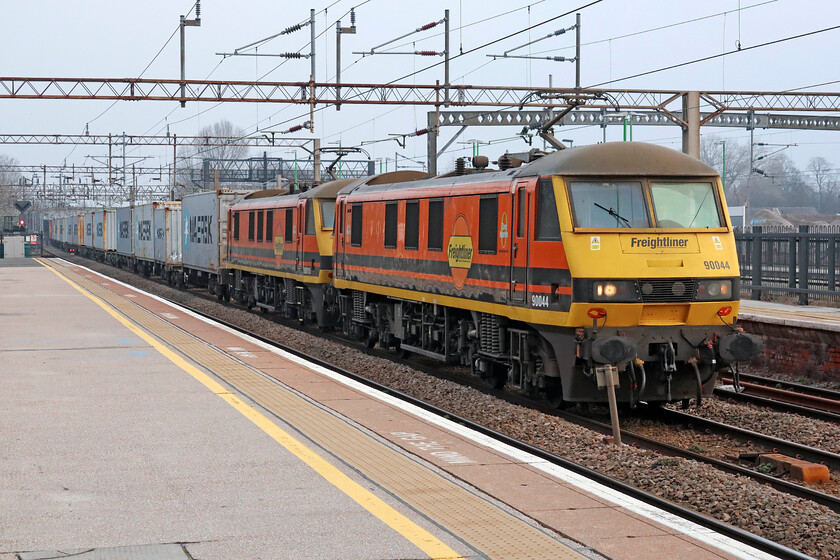 90044 & 90015, 03.46 Crewe Basford Hall-Felixstowe North (4L89, 3E), Northampton station 
 The morning's 4L89 03.46 Crewe to Felixstowe Freightliner passes slowly through Northampton station. It is led by two of Freightliner's finest in the form of 90044 and the formally named 'Colchester Castle' 90015. Notice the relatively bright lighting, just a month ago at the same time of day (07.30) would have made this photograph very tricky. 
 Keywords: 90044 90015 03.46 Crewe Basford Hall-Felixstowe North 4L89 Northampton station Freightliner