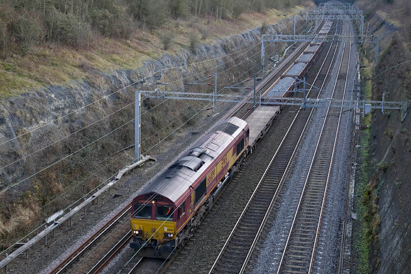 66109, 10.35 Watford Junction-Bescot up engineers' sidings, Roade cutting 
 Unfortunately, I do not have the reporting number of this engineering train unless somebody out there can advise? 66109 in its as-built EWS livery leads the 10.35 Watford Junction to Bescot engineering train through Roade cutting. Unusually for this type of train the locomotive eas working alone with no top and tail arrangement. 
 Keywords: 66109 10.35 Watford Junction-Bescot up engineers' sidings Roade cutting EWS