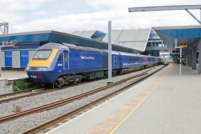 43162, GW 13.30 London Paddington-Bristol Temple Meads (1C16), Reading station 
 The rather sanitised and newly opened Reading station is already being taken over by greenery! Just behind 43162 it looks like a common lilac (syringa vulgaris) has already taken up residence on the trackbed. The HST is seen pausing at platform eight with the 13.30 London Paddington to Bristol Temple Meads. 
 Keywords: 43162 13.30 London Paddington-Bristol Temple Meads 1C16 Reading station