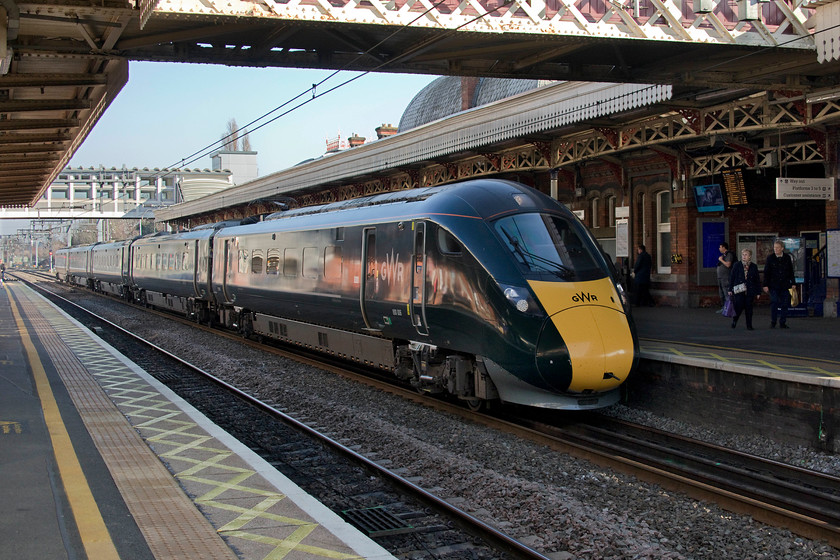 800006, GW 14.21 London Paddington-Worcester Foregate Street (1W29, 6L), Slough station 
 Passing through Slough station at speed is 800006 working the 14.21 Paddington to Worcester Foregate Street. Not a bad image considering that it was taken in full shade on a very bright and sunny February day. 
 Keywords: 800006 14.21 London Paddington-Worcester Foregate Street 1W29 Slough station