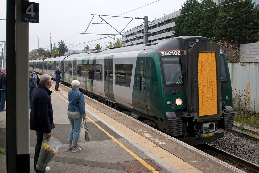 350102, LN 09.13 Birmingham New Street-London Euston (1Y16, 1L), Milton Keynes station 
 London Northwestern's 350102 arrives at a surprisingly busy mid-morning Milton Keynes station working the 09.13 Birmingham New Street to Euston service. We took the 1Y16 train to Euston finding it crowded but not so overtly so as to make it uncomfortable. As usual on London Northwestern services the WiFi was hopeless taking so much time to log on and load that we were approaching Watford by the time it got going! 
 Keywords: 350102 09.13 Birmingham New Street-London Euston 1Y16 Milton Keynes station London North Western Desiro