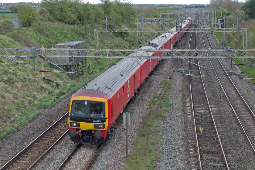 325005 & 325013, 16.16 Willesden PRDC-Warrington Royal Mail (1M96, 2E), Victoria bridge 
 The 1M96 Royal Mail train runs every weekday between London and Warrington conveying what I understand to be largely parcels between the two delivery sorting centres. 325006 leads with 325013 at the rear with an unidentified set in the centre past Victoria bridge located between Ashton and Roade. 
 Keywords: 325005 325013 16.16 Willesden PRDC-Warrington Royal Mail 1M96 Victoria bridge