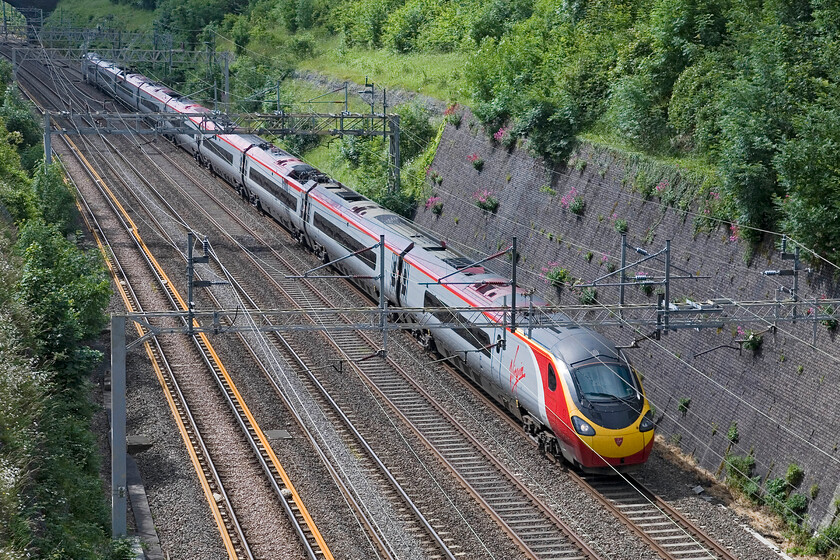 Class 390, VT 09.15 London Euston-Liverpool Lime Street, Roade cutting 
 An unidentified Class 390/0 Pendolino passes northwards through Roade cutting working the Sunday morning 09.15 Euston to Liverpool service. 
 Keywords: Class 390 09.15 London Euston-Liverpool Lime Street Roade cutting Virgin Pendolino