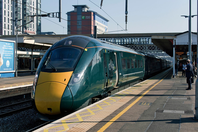 800312, GW 11.30 London Paddington-Bristol Temple Meads (1C12, 4E), Slough station 
 Running at full line speed, 800312 passes through Slough station with the 11.30 Paddington to Bristol temple Meads. I had not noticed until today, but the recessed doors look as though they are not properly closed. 
 Keywords: 800312 11.30 London Paddington-Bristol Temple Meads 1C12 Slough station