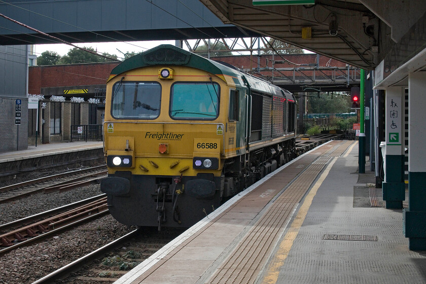 66588, 06.46 London Gateway-Lawley Street (4M41, 11L), Northampton station 
 A trainload of fresh air passes through Northampton station! The 4M41 06.46 London Gateway to Lawley Street was composed entirely of empty Freightliner wagons (that is not uncommon for this particular service) and hauled by 66588 on this day. 
 Keywords: 66588 06.46 London Gateway-Lawley Street 4M41 Northampton station Freightliner