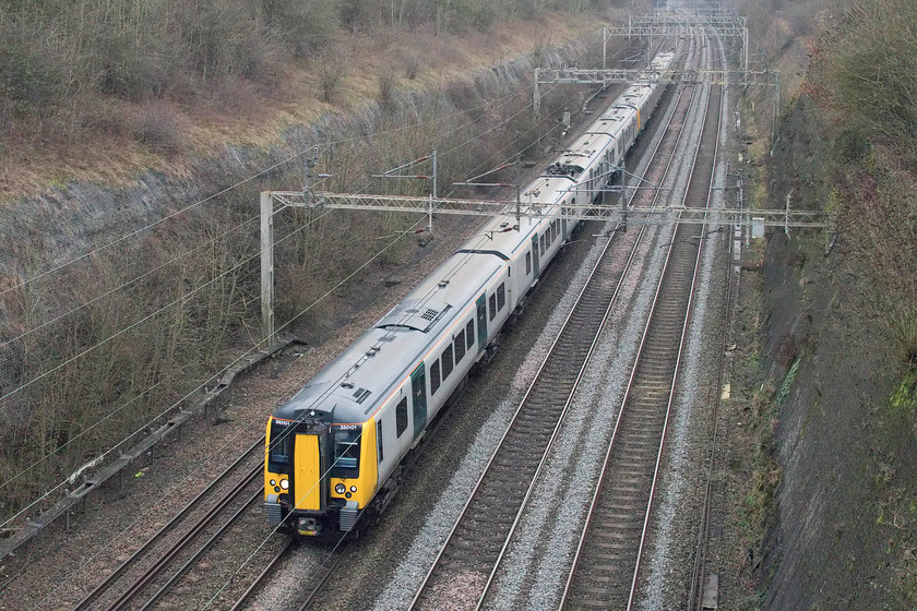 350101 & 350121, LN 12.15 London Euston-Crewe & Walsall (1Y15 & 2A31,12L), Roade cutting 
 The new revised livery being carried by some members of the London Northwestern Desiros is infinitely better than that carried by others. In fact, it looks very similar to the neutral branding carried by the class when they were introduced new to the route in the summer of 2005. 350101, seen here, is the first member of the class and is seen with 350121 passing through Roade cutting working the 12.15 to Crewe and Walsall. This is one of the operators many splitting trains with the front set continuing to Cheshire on arrival at Birmingham New Street with the rear set going back out to Walsall. 
 Keywords: 350101 350121 12.15 London Euston-Crewe Walsall 1Y15 2A31 Roade cutting Desiro London NorthWestern Railway