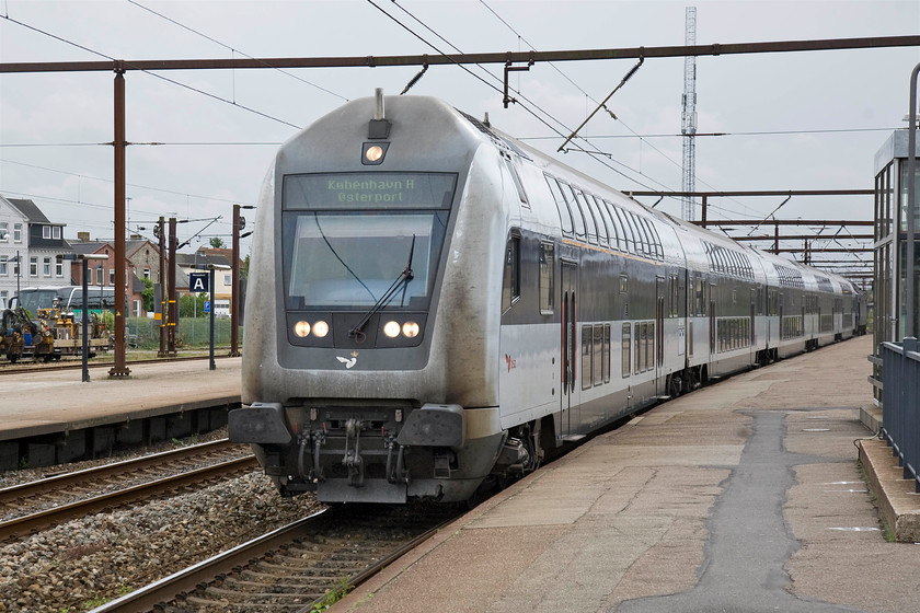 DVT, 16.16 Holbk-sterport, Roskilde station 
 The 16.16 Holbk to sterport service arrives at Roskilde station led by a steering wagon (Da, styrevogn) with Class ME 1516 pushing at the rear. I took this train to its destination, to the north of Copenhagen Central station. 
 Keywords: DVT 16.16 Holbk-sterport Roskilde station