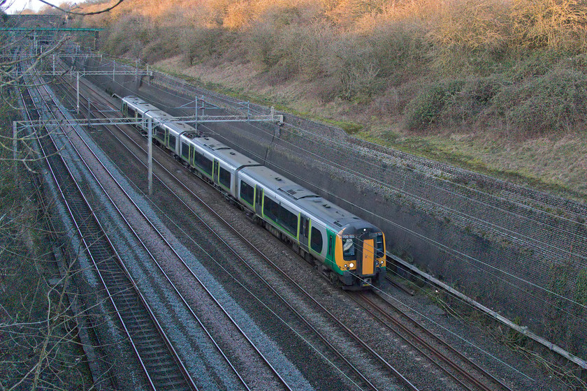 350122, LN 16.05 Northampton-London Euston (2N90, 5L), Roade cutting 
 With the sun having all but disappeared and just managing to illuminate the trees at the top of Roade cutting, 350122 heads south with the 16.05 Northampton to Euston. 
 Keywords: 350122 16.05 Northampton-London Euston 2N90 Roade cutting London North Western Desiro