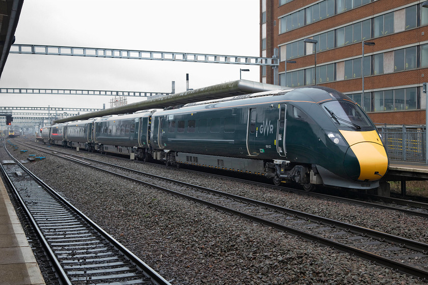 800022, GW 13.00 London Paddington-Bristol TM (1C15, 1E), Swindon station 
 With the afternoon light beginning to deteriorate 800022 brings the 13.00 Paddington to Bristol temple Meads working into Swindon station. 
 Keywords: 800022 1C15 Swindon station