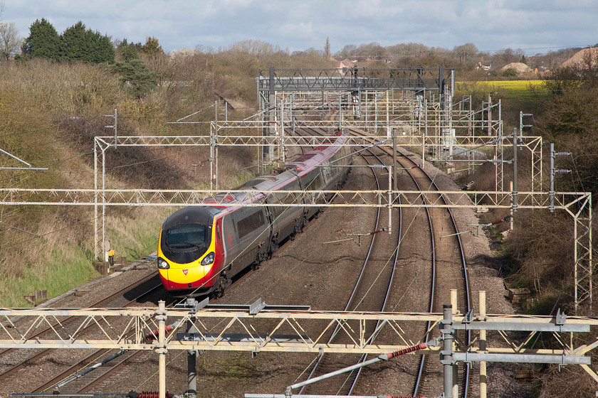 390050, VT 08.15 Manchester Piccadilly-London Euston (1A14), Victoria bridge 
 390050 takes the reverse curves as it approaches Victoria Bridge just south of Roade working the 08.15 Manchester Piccadilly to Euston. 
 Keywords: 390050 08.15 Manchester Piccadilly-London Euston 1A14 Victoria bridge