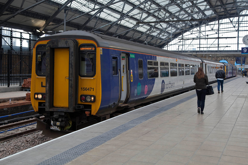 156471 & 142004, NT 12.27 Liverpool Lime Street-Manchester Oxford Road (2O91, 3L), Liverpool Lime Street Station 
 156471 and 142004 have a few minutes to wait before they depart from Liverpool Lime Street working the 12.27 2O92 working to Manchester Oxford Road. 
 Keywords: 156471 & 142004 2O91 Liverpool Lime Street Station