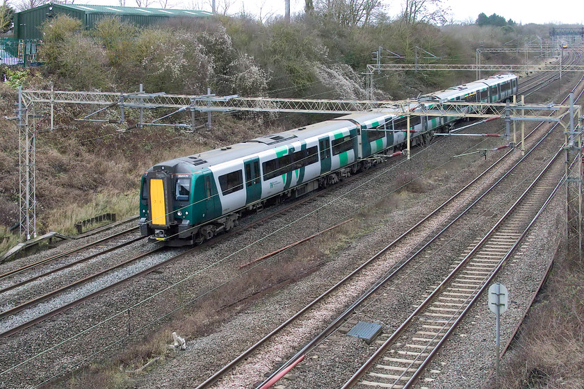 350370, LN 10.02 Crewe-London Euston (1U26, 2L), Victoria bridge 
 In its new London Northwestern livery 350370 heads south on the up fast working the 1U26 10.02 Crewe to Euston. The train is seen passing Victoria bridge just south of Roade in Northamptonshire. 
 Keywords: 350370 10.02 Crewe-London Euston 1U26 Victoria bridge