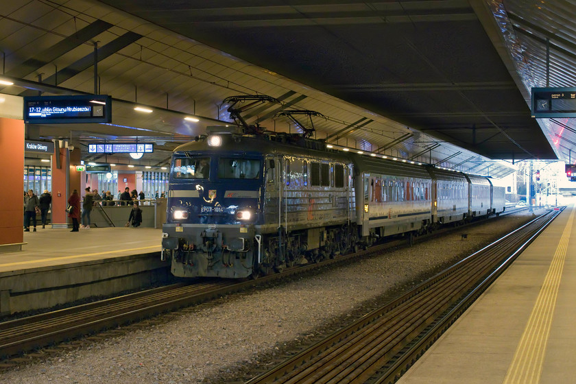 EP07-1014, 13.21 Wroclaw Glwny-Lublin Glwny (IC62202-Hetman), Krakw-Glwny station 
 My last photograph of a Polish train on this visit and a special one it is too! This image shows the 13.21 Wroclaw Glwny to Lublin Glwny that forms part of 'The Hetman' titled train. This train joins together with another at Debica Junction. The combined distance of 'The Hetman' is eight hundred and ninety-five kilometres. EP07-1014 will lead this part of the train to Lublin, the ninth-largest city in Poland and, as this portion of the train is only four coaches long, it should have no difficulty undertaking the task. 
 Keywords: EP07-1014 13.21 Wroclaw Glwny-Lublin Glwny IC62202 Hetman Krakw-Glwny station PKP Polish Railways