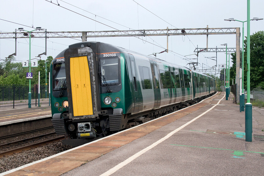 350103, LN 09.05 Northampton-London Euston (2N60, RT), Wolverton station 
 350103 leads another four-car set into Wolverton station working the 2N60 09.05 Northampton to Euston service. 
 Keywords: 350103 09.05 Northampton-London Euston 2N60 Wolverton station London Northwestern Desiro